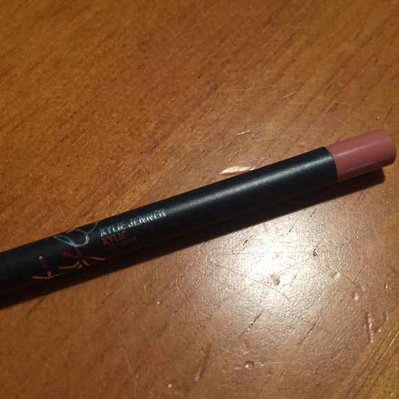 Kylie Cosmetics Lip Liner 👄 - Picture 4 of 8